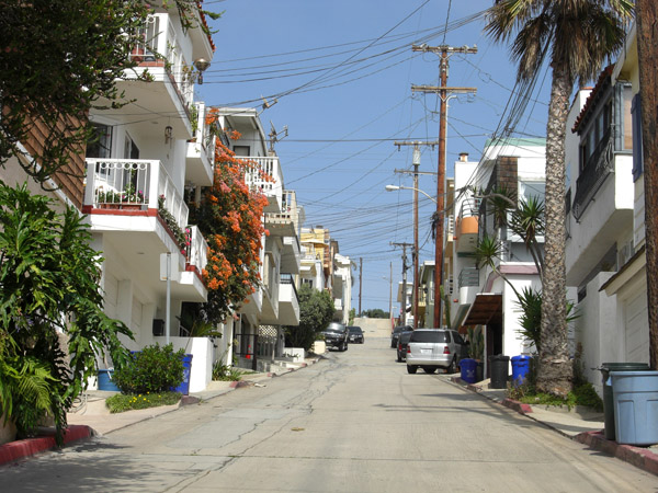 Out in Manhattan Beach, very tiny streets but everything is built quite nicely.